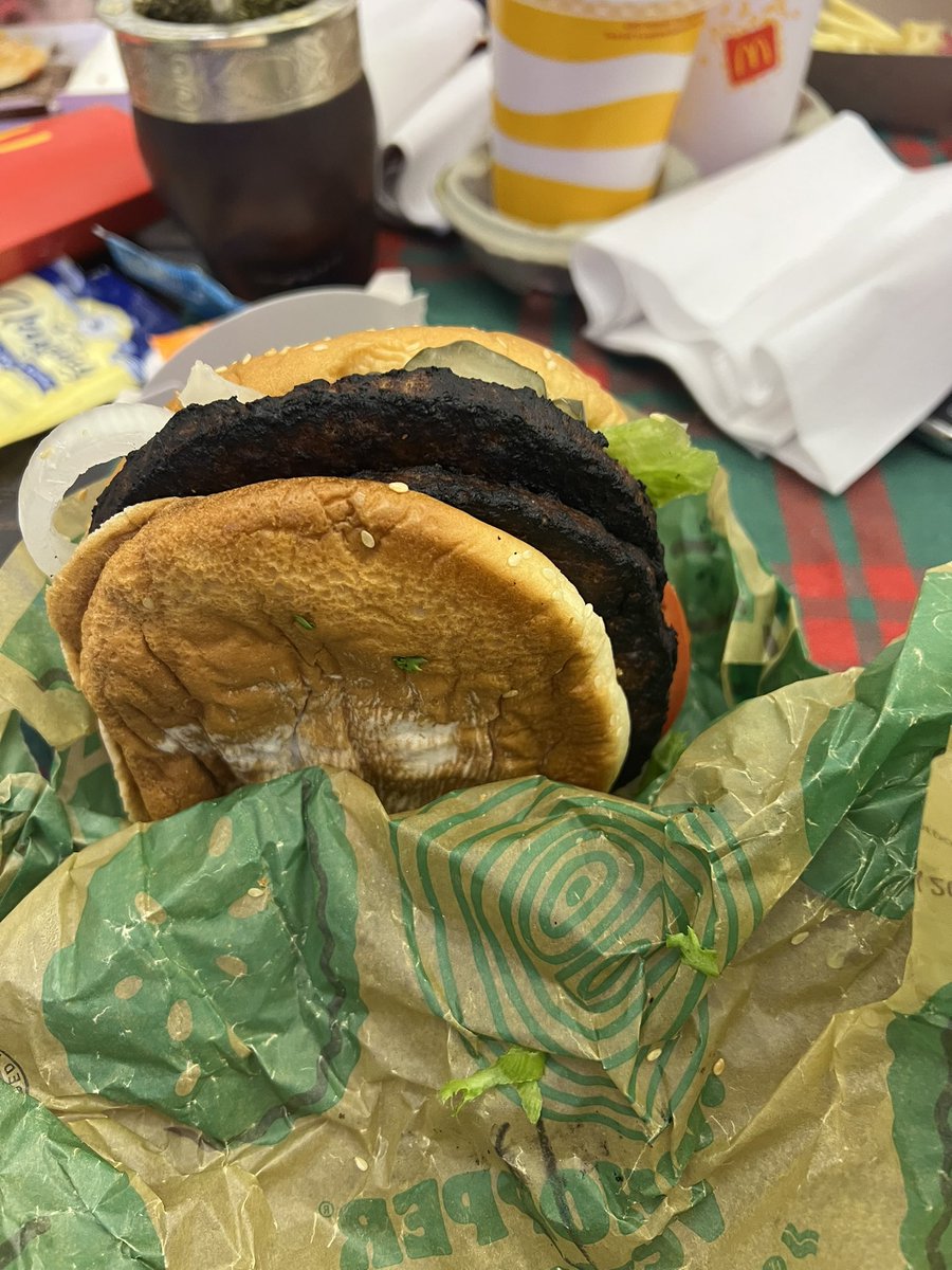 Escrachemos públicamente (como último recurso) a <a href="/BurgerKing/">Burger King</a> <a href="/BurgerKingUY/">BURGER KING® Uruguay</a> 
MIREN LO ABERRANTE QUE ES ESTA BURGER!!
Pd: He intentado contactarme mediante mails y cero respuesta!