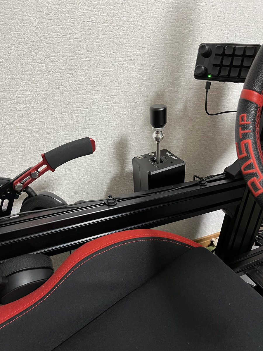 G0rijin_Racing's tweet photo. #simjack シフター取付しました
若干取り付けを斜めに(手前に倒れるように)して走ってみましたがとても良い感じでした。
シフトの各ギヤへの入り方も問題なくきちんと走れましたが赤城山タイムアタックは特に速くなったわけではありませんでした😅 https://t.co/OPzlh1uDPj
