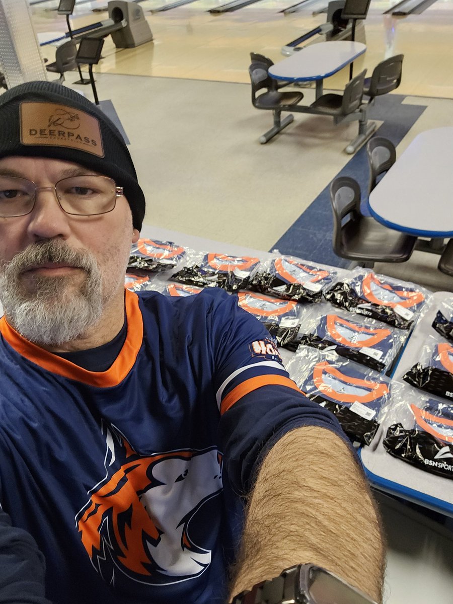 Ready for holiday break practice, with the new jerseys. <a href="/NNHS_Athletics_/">Naperville North Athletics</a> <a href="/wachtel_NNHS/">Jay Wachtel - NNHS</a> <a href="/JonPereiro_/">Jon Pereiro</a>