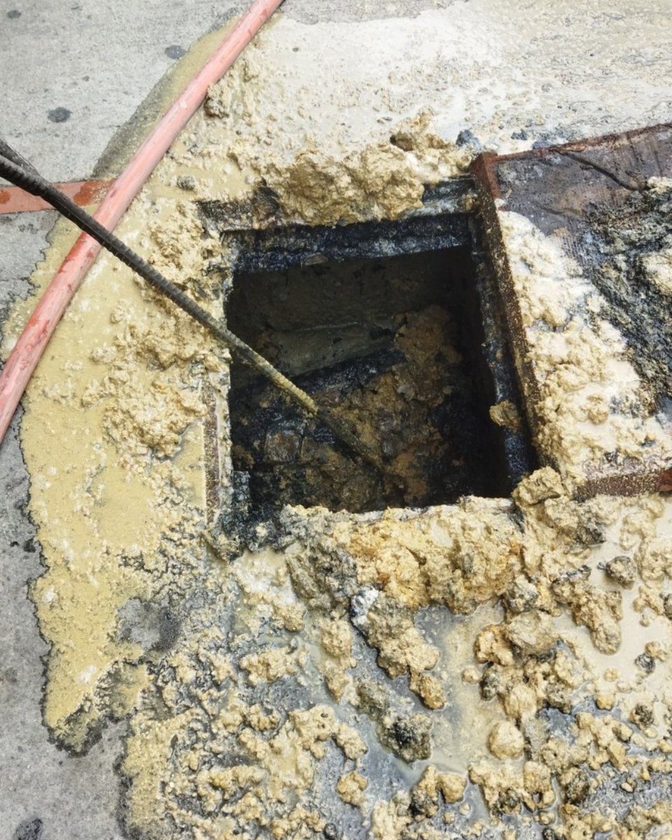 AcueductoBogota's tweet photo. Así lucen los monstruos Fatberg 🧌 generados por la mala disposición del aceite usado. 

Durante la temporada navideña 🎄🎁, consulta los puntos de recolección habilitados por @ambiente_bogota para hacer la correcta disposición de este residuo.  

Recuerda: cada uno por su lado 🔵#ComoElAguaYElAceite🟡