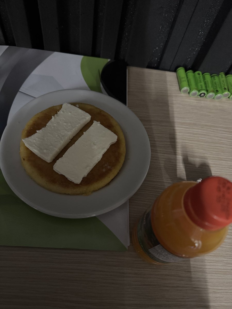 Porotes's tweet photo. Estoy en un evento de Colanta y no hacen sino repartir comida 🤤 https://t.co/rkgVxOHL9j