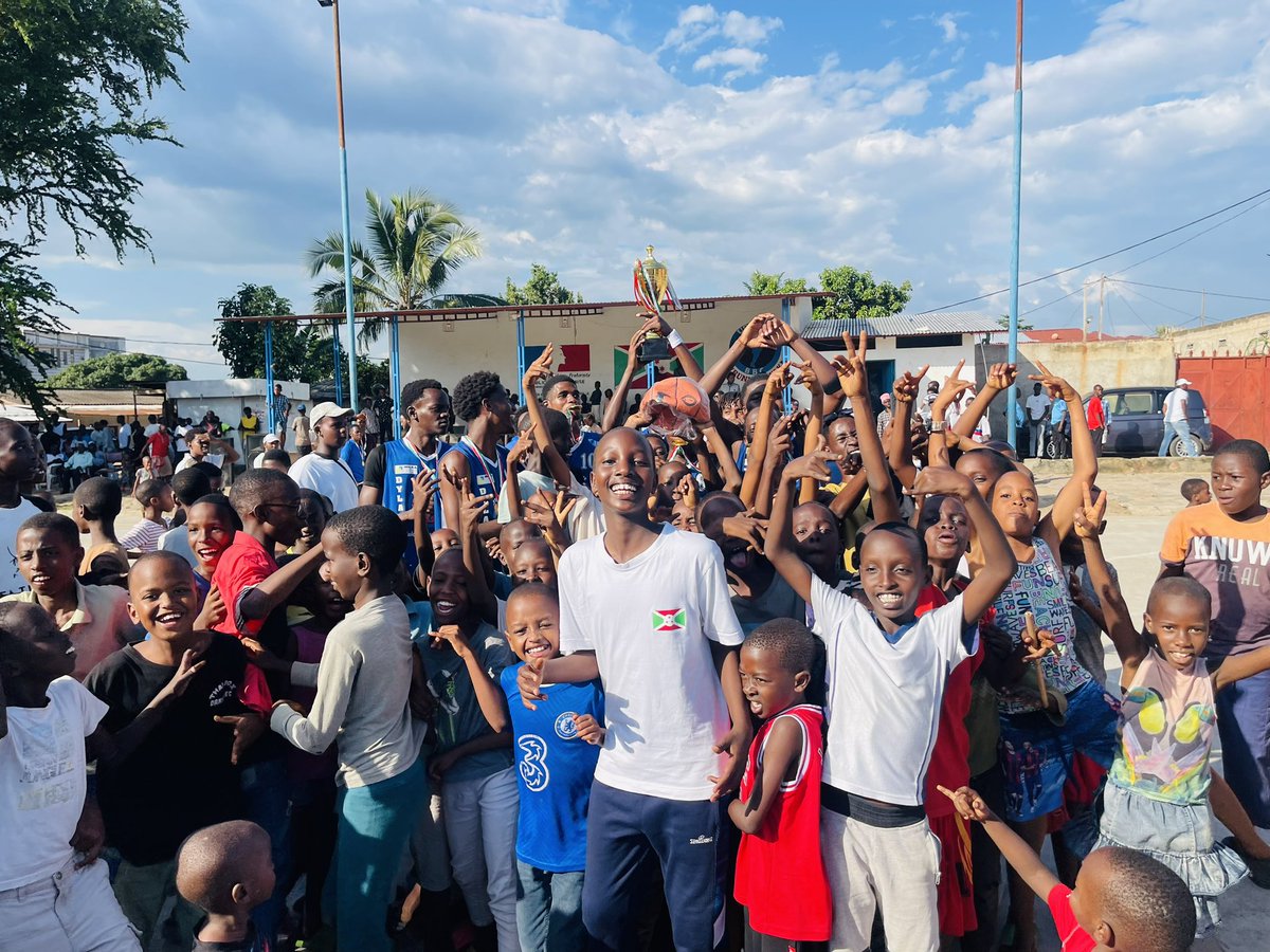 An outstanding victory for Urunani Basketball Youth Academy!
Our young players from Div B have just won the Youth Training Tournament during the holidays organized by ADSC, defeating ABC 61-53! This tournament took place at Jabe over 2 weeks, with 10 teams from Div B competing.