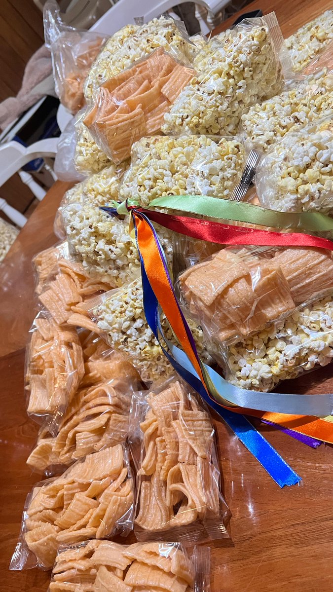 emicope77's tweet photo. Además, con la ayuda de muchas personas que donaron pudimos llevarles botanas, tacos de canasta, calcetines y kits de salud sexual <3 https://t.co/lsXNXYaT22