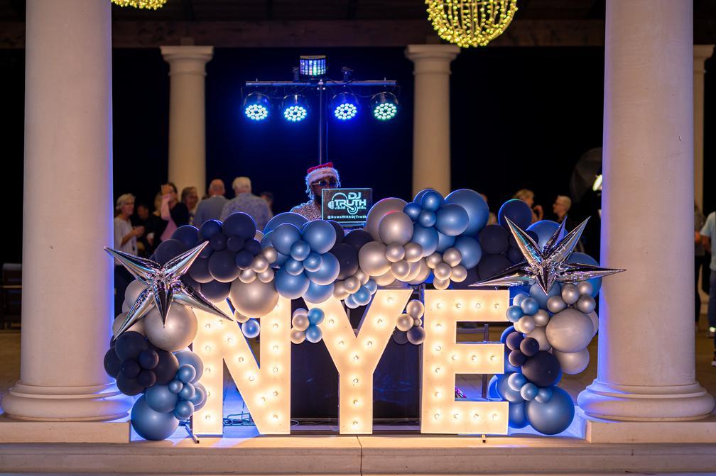 Ring in the New Year in Southwest Florida! ✨ There are so many ways to celebrate 2025 in style—whether it’s enjoying New Year’s Eve at Waterside Place or the Sarasota Pineapple Drop.

Discover all the ways you can ring in the new year close to home at loom.ly/jphKg_E!