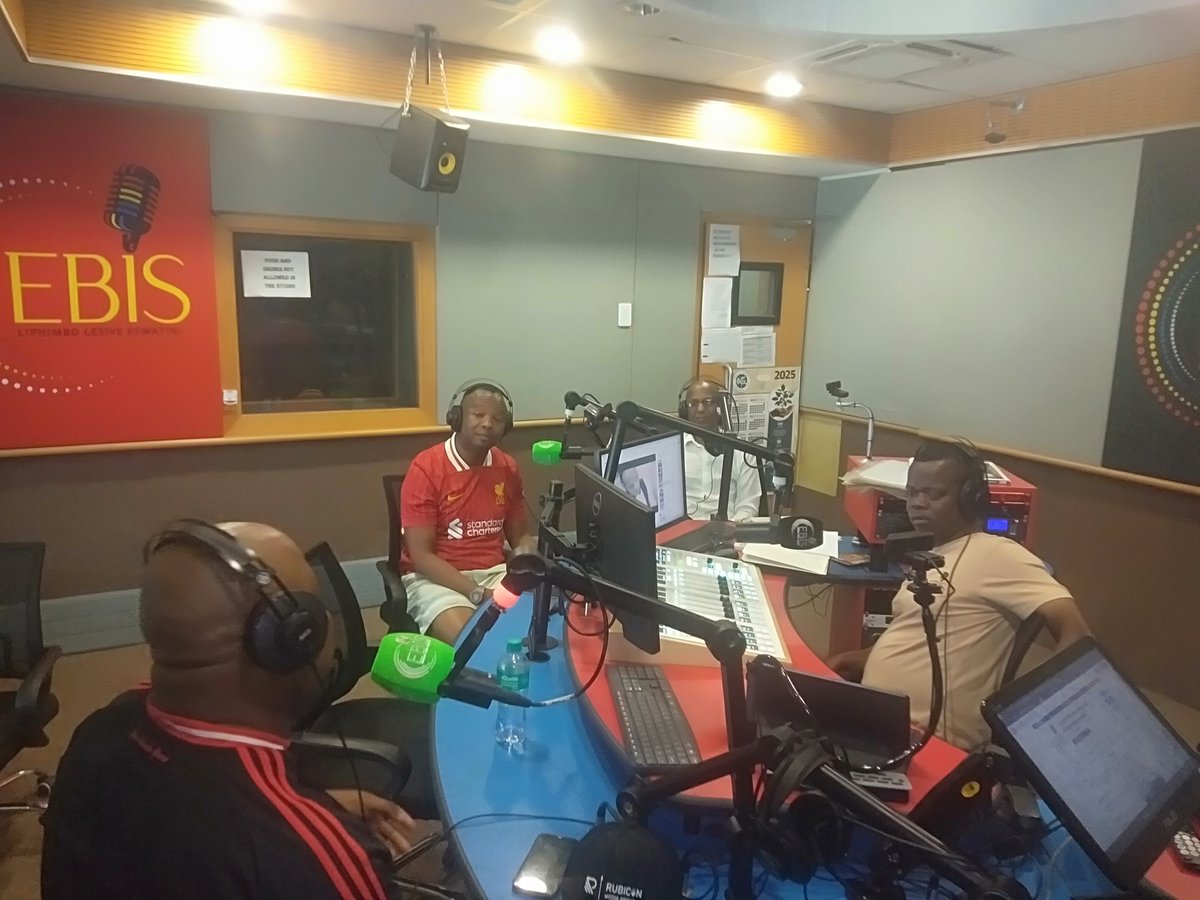 EBISRADIO's tweet photo. Tindzaba letihambe embili eveni emnyakeni lesiwephetsako. Tihlatiwa bahleli betindzaba Bhekizwe Maveni Gwebu ( EBIS), Mbongeni Mbingo(Eswatini Observer), Martin Dlamini (Times of Eswatini) kanye na Lwazi Dlamini (Eswatini Financial Times).
#EBIS1FM https://t.co/IoNXiTY6iO