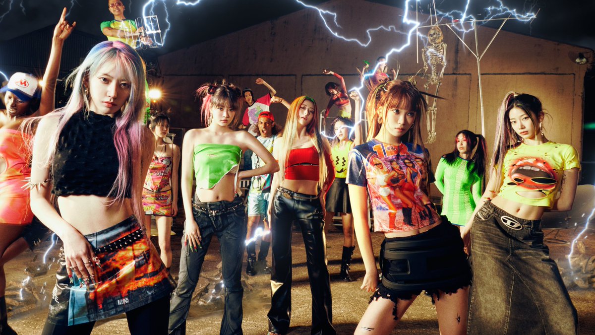 LE SSERAFIM wins the Daesang for ‘Performance of the Year’ at the 2024 Asian Artist Awards.