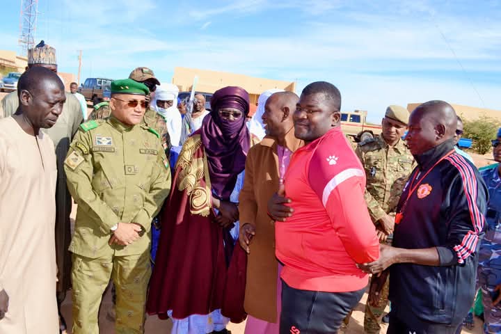 Rhissa_Feltou's tweet photo. #Agadez reste soudée derrière son héros invaincu #championnat de #lutte #traditionnelle #Adamou Abdo affronte #Maradi ce soir. #2023 par respect à notre hôte Issaka issaka nous l'avons laissé passer. L'#ambassadeur d'Agadez à #Dosso prendra le #Sabres #national. Courage ! https://t.co/MsteHfTK8e