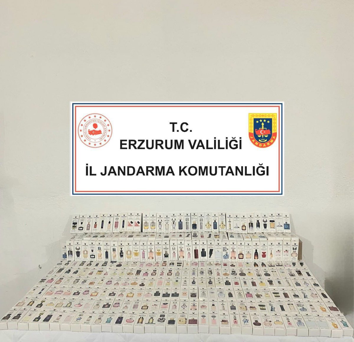 BASIN DUYURUSU

1.Erzurum İl J.K.lığı Kaçakçılık ve Organize Suçlarla Mücadele Şube Müdürlüğü ile Hınıs İlçe Jandarma Komutanlığınca kaçakçılıkla mücadele kapsamında yapılan çalışmalar neticesinde; 27 Aralık 2024 tarihinde Hınıs ilçesinde icra edilen operasyonlarda piyasa değeri