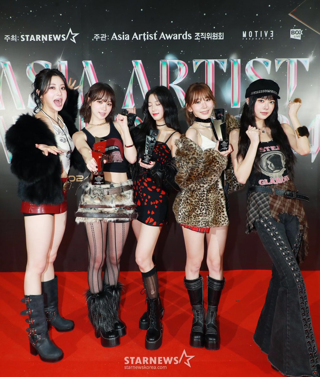 elsserafim's tweet photo. LE SSERAFIM bags 3 awards at the 2024 ASIA ARTIST AWARDS:

🏆 Best Artist Award
🏆 Best Music Video
🏆 Performance of the Year (Daesang)

LE SSERAFIM FIRST DAESANG
#LESSERAFIM_AAADaesang https://t.co/oL5uMb7x3B