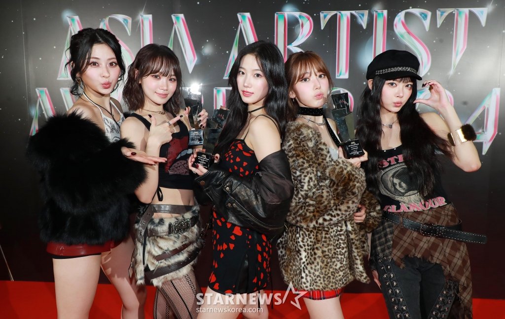 elsserafim's tweet photo. LE SSERAFIM bags 3 awards at the 2024 ASIA ARTIST AWARDS:

🏆 Best Artist Award
🏆 Best Music Video
🏆 Performance of the Year (Daesang)

LE SSERAFIM FIRST DAESANG
#LESSERAFIM_AAADaesang https://t.co/oL5uMb7x3B