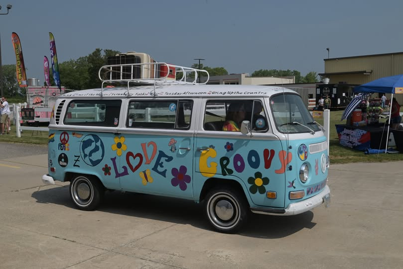 acvwpassion's tweet photo. The pre-1971s are often called T2a or Early Bay Window. They had the front parking lights below the headlights.

#BayWindowBus https://t.co/zdO6BzTmEo