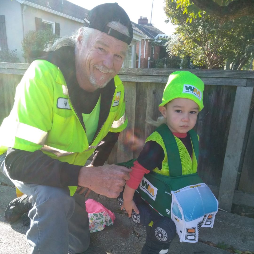 WasteManagement's tweet photo. This year has been filled with excited #FansOfTheWeek cheering on our drivers through rain, snow and shine! Thank you for all the cheery smiles and enthusiastic waves along our routes. 👋
Keep sharing yours with #WMFanPhoto. https://t.co/XK5qPMQ1Ee