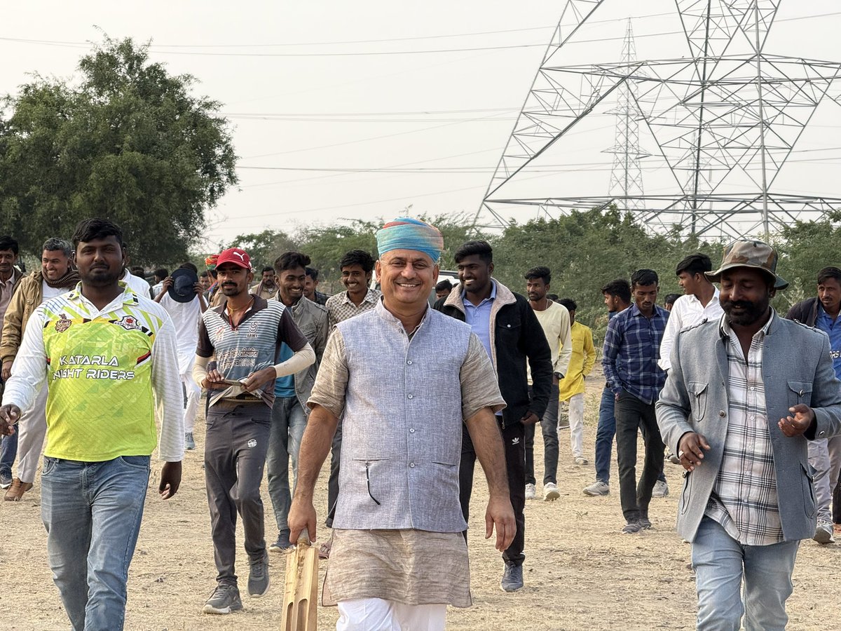 आज बाड़मेर विधानसभा के गेहूं गांव में भील समाज के क्रिकेट प्रतियोगिता के उद्घाटन समारोह में शामिल हुआ।एवं समस्त खिलाड़ियों को पूर्ण खेल भावना के साथ प्रतिभाग कर उत्कृष्ट प्रदर्शन करने हेतु प्रोत्साहित किया।
