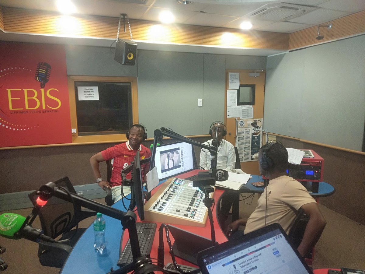 EBISRADIO's tweet photo. Tindzaba letihambe embili eveni emnyakeni lesiwephetsako. Tihlatiwa bahleli betindzaba Bhekizwe Maveni Gwebu ( EBIS), Mbongeni Mbingo(Eswatini Observer), Martin Dlamini (Times of Eswatini) kanye na Lwazi Dlamini (Eswatini Financial Times).
#EBIS1FM https://t.co/IoNXiTY6iO