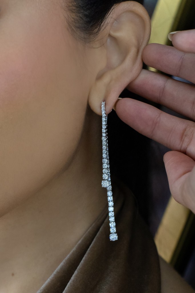 BuchwaldJeweler's tweet photo. Glamorous Graduated Diamond Drop Earrings 💎 

#BuchwaldJewelers #MiamiJewelers #Jewelry #Seybold #GIA #GIAcertified #Diamonds #Miami #DowntownMiami #LuxuryBrand #DiamondEarrings #MiamiFashion https://t.co/yEW05otFiK