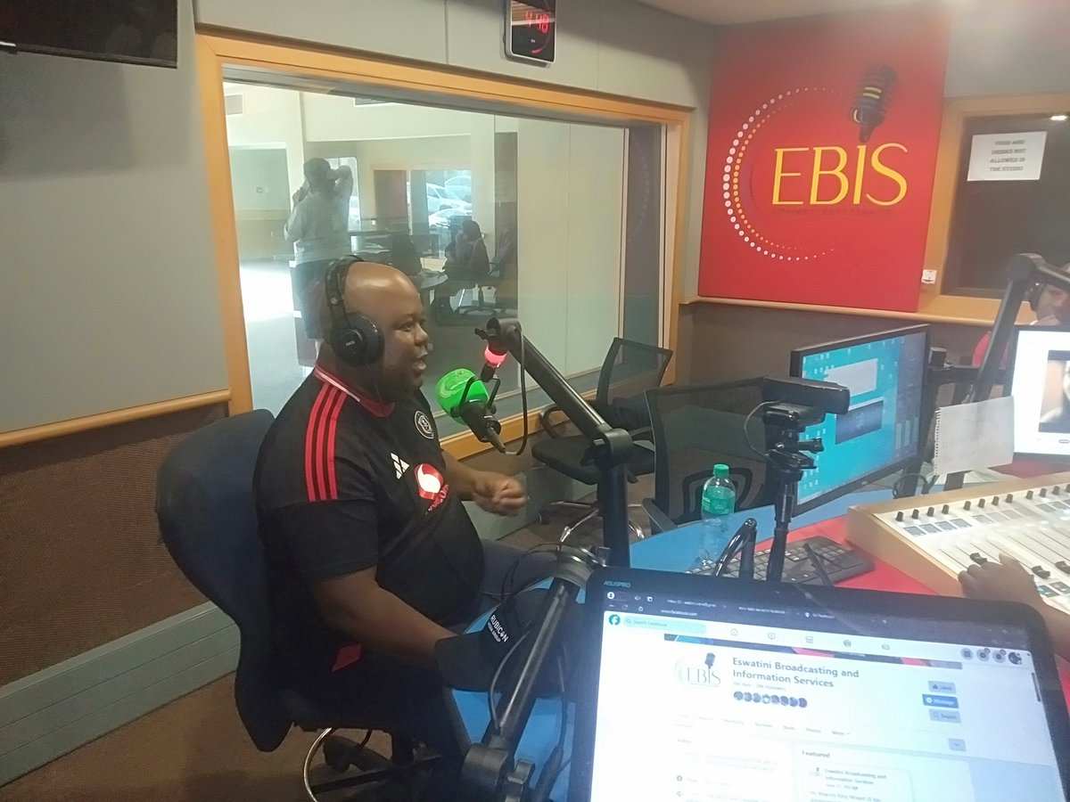 EBISRADIO's tweet photo. Tindzaba letihambe embili eveni emnyakeni lesiwephetsako. Tihlatiwa bahleli betindzaba Bhekizwe Maveni Gwebu ( EBIS), Mbongeni Mbingo(Eswatini Observer), Martin Dlamini (Times of Eswatini) kanye na Lwazi Dlamini (Eswatini Financial Times).
#EBIS1FM https://t.co/DvQWHNcayb