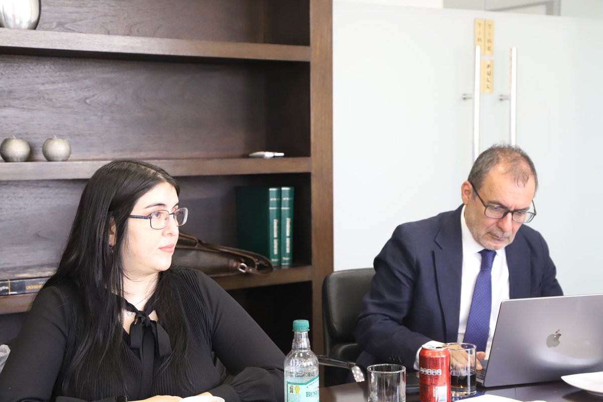 colmedchile's tweet photo. En dependencias de nuestra
Fundación de Asistencia Legal, @falmedchile se realiza una Jornada de trabajo entre #COLMED y #Falmed para abordar las conclusiones del encuentro sostenido en octubre, donde participa nuestra Directiva Nacional, el Pdte. del Directorio de Falmed, Dr. Jaime Sepúlveda, equipos jurídicos de ambas instituciones.