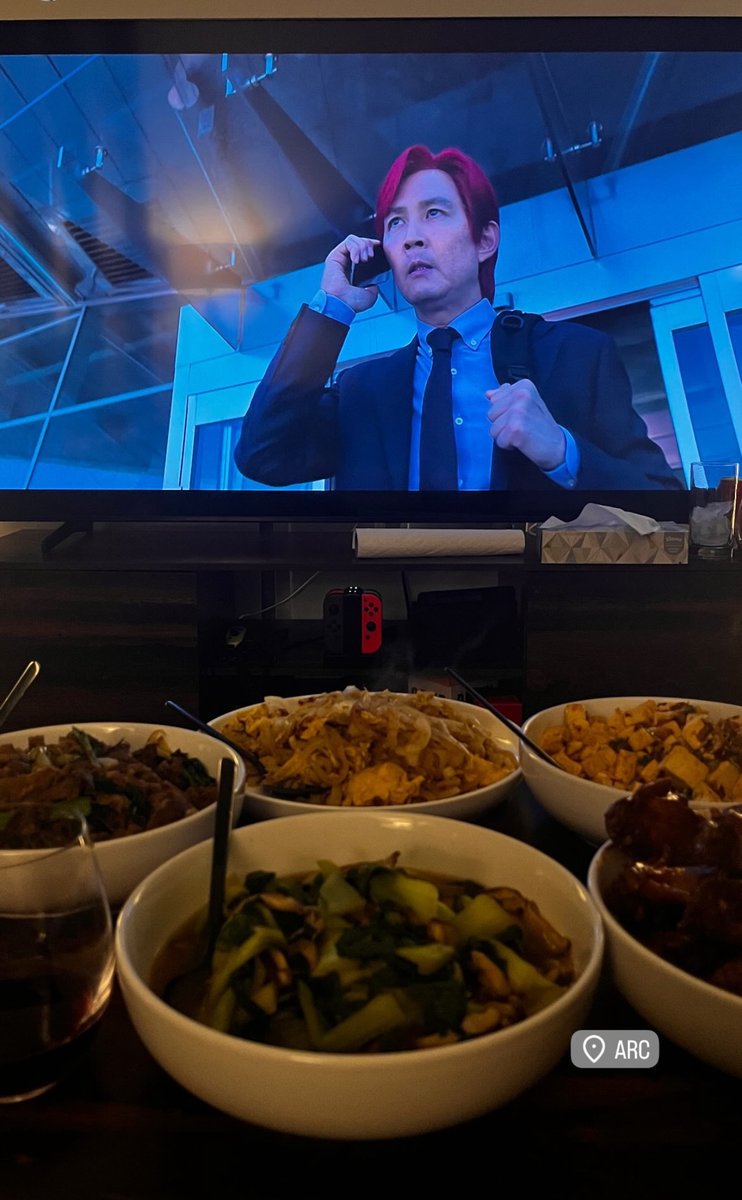 昨天和纽约crypto 的朋友在LIC 公寓里看《鱿鱼游戏》首映，看见TOP 饰演的🇰🇷KOL因为炒币rug  了粉丝的钱加入游戏还贷款😂我们立马打开交易所搜索电视剧同款代币📈 韩国的交易量和购买人数