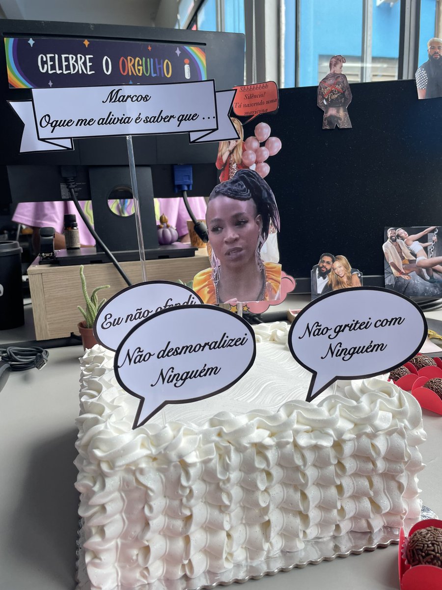 MarckosBarros's tweet photo. Mais um ano a empresa que eu trabalho me presenteia com um bolo da @Karolconka  HAHAHAHA Eu amoooo! #karolconka #mamacita #BBB25 https://t.co/PugJtfXQyh