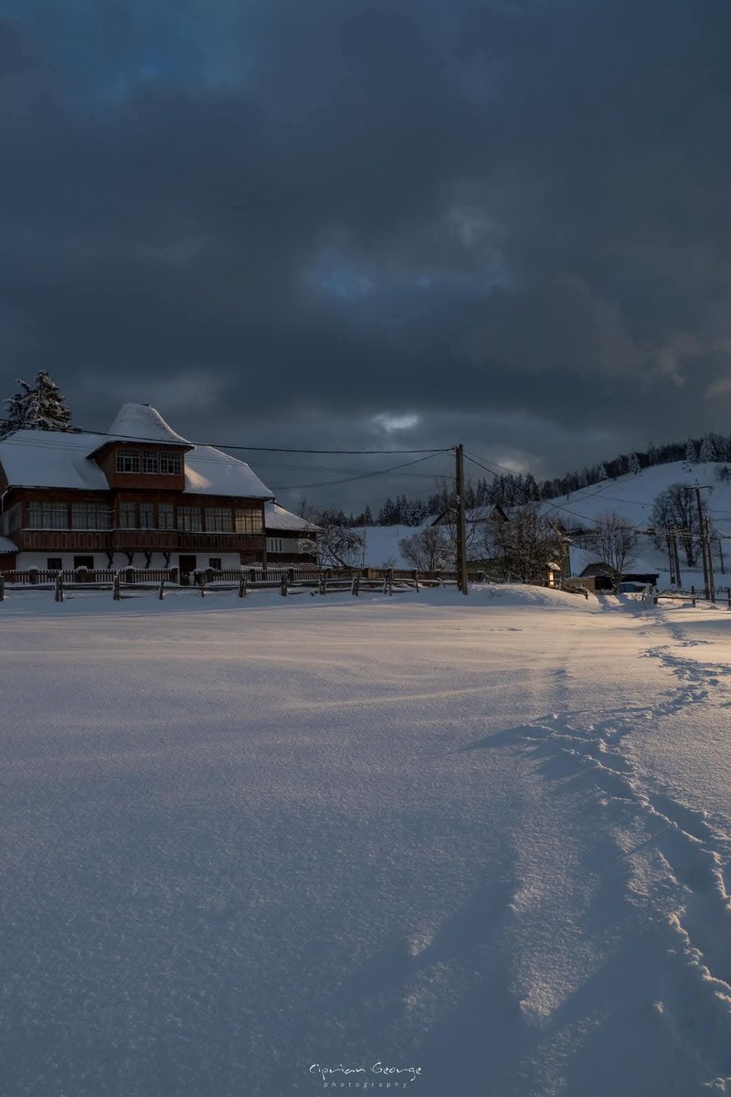 Travel_2Romania's tweet photo. Solitudine . Iarnă în satul românesc. ❄️☃️🌧️
Prin Fundata &amp; Fundățica #Brașov
©️ George Ciprian 
#TraveltoRomânia https://t.co/YTkTtPFFGf