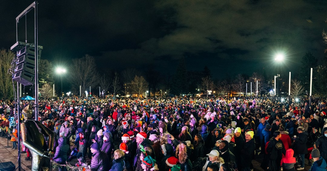 🎉✨ Ring in 2025 at Victoria Park with a night full of fun, fireworks and festive cheer! Enjoy live music, entertainment and outdoor ice skating. Warm up with FREE hot chocolate and capture the holiday magic at the selfie spot surrounded by lights. 🌟

londontourism.ca/events/new-yea…