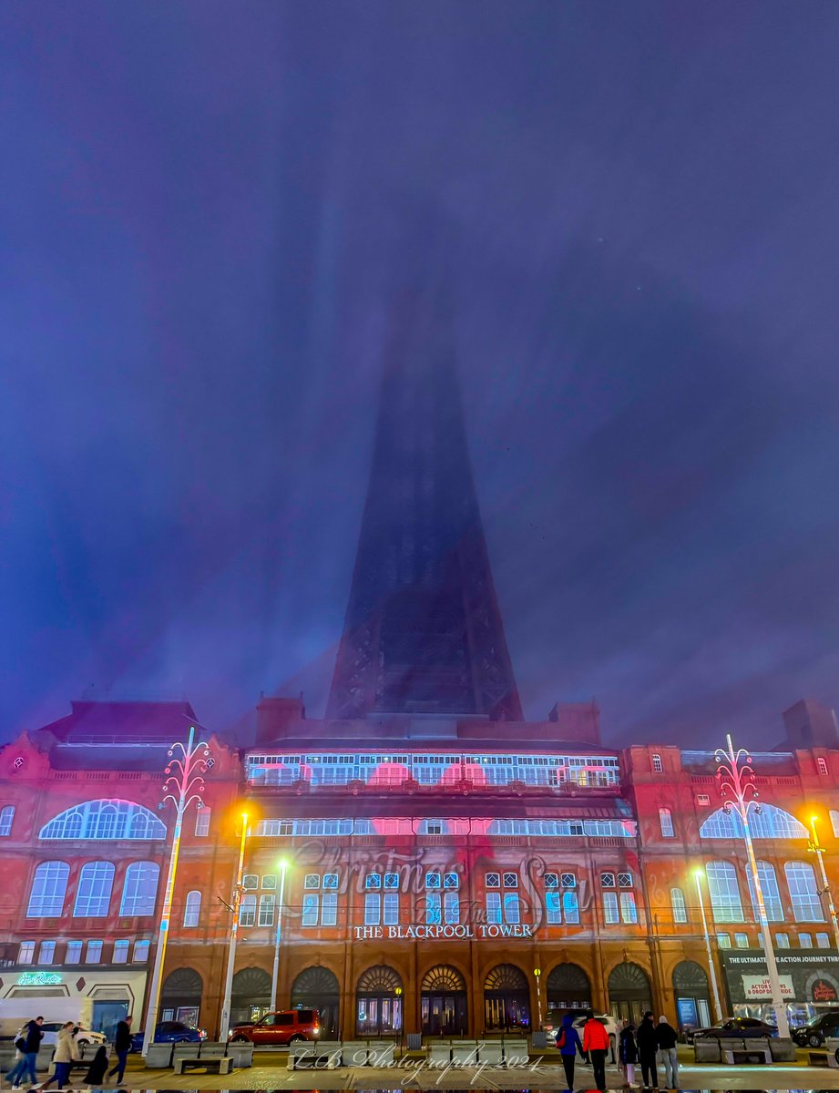 PositiveLee7's tweet photo. It was a foggy one last night, and it's looking like we're going to have another tonight. #Blackpool #Weather #foggy #Christmasbythesea #comedycarpet #lights #visitblackpool https://t.co/TQihMBv8AE