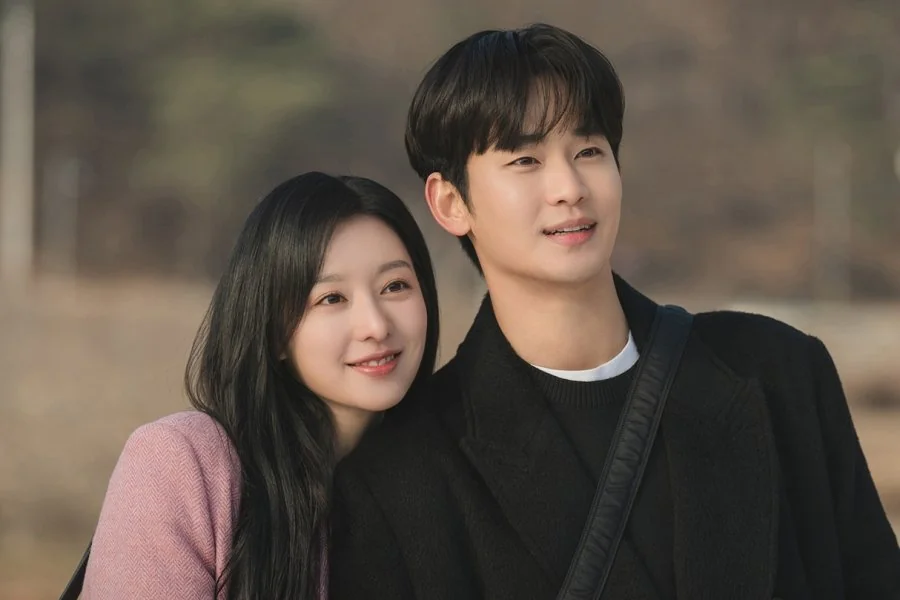 KDramaHandle's tweet photo. #KimSooHyun dedicates the "Actor of the Year (Daesang)" award for #QueenOfTears to co-star #KimJiWon.

"I would like to give this honor to Kim Ji-won, who played the role of the world's best Hong Hae-in." https://t.co/sZPb5roO4C