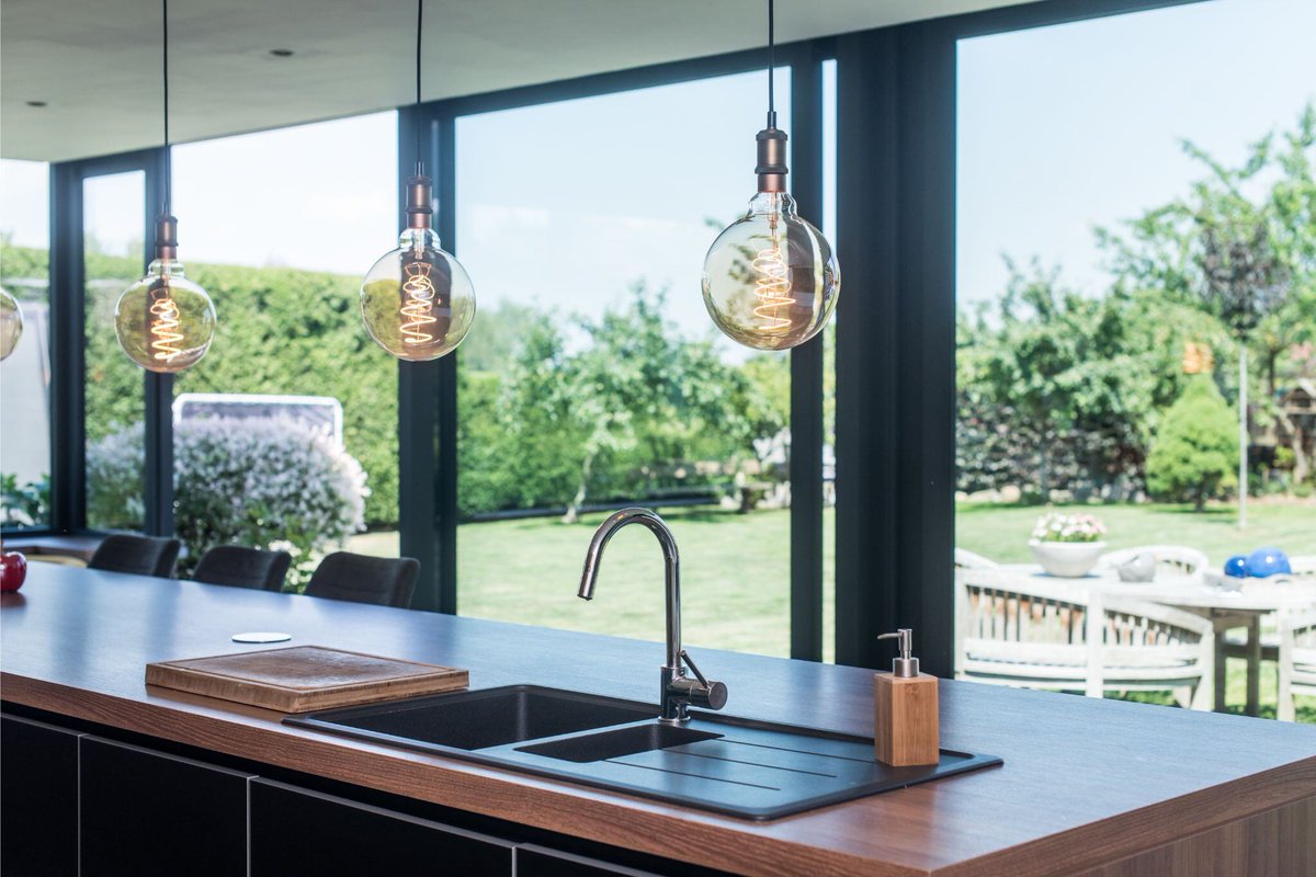 WillemsVerandas's tweet image. 🌟 Meer licht en meer ruimte! Deze woonuitbreiding maakt koken en eten een genot met extra ruimte en een prachtig uitzicht op de tuin. Daglicht en vitamine D inbegrepen! 🌞 #WillemsVerandas #WoonInspiratie #Daglicht #VitamineD #GezondWonen