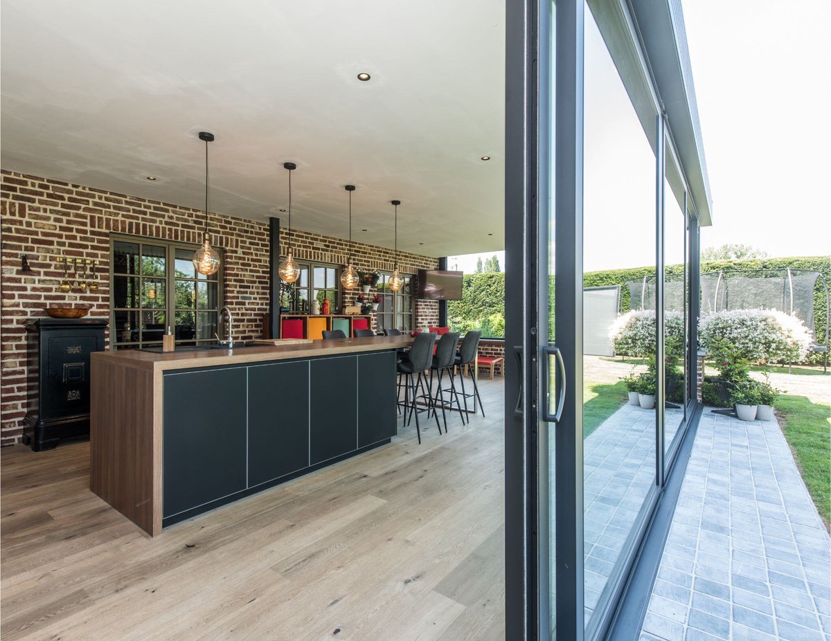 WillemsVerandas's tweet image. 🌟 Meer licht en meer ruimte! Deze woonuitbreiding maakt koken en eten een genot met extra ruimte en een prachtig uitzicht op de tuin. Daglicht en vitamine D inbegrepen! 🌞 #WillemsVerandas #WoonInspiratie #Daglicht #VitamineD #GezondWonen