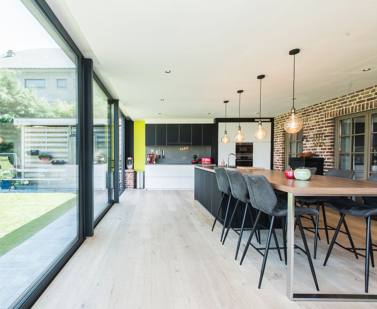 WillemsVerandas's tweet image. 🌟 Meer licht en meer ruimte! Deze woonuitbreiding maakt koken en eten een genot met extra ruimte en een prachtig uitzicht op de tuin. Daglicht en vitamine D inbegrepen! 🌞 #WillemsVerandas #WoonInspiratie #Daglicht #VitamineD #GezondWonen