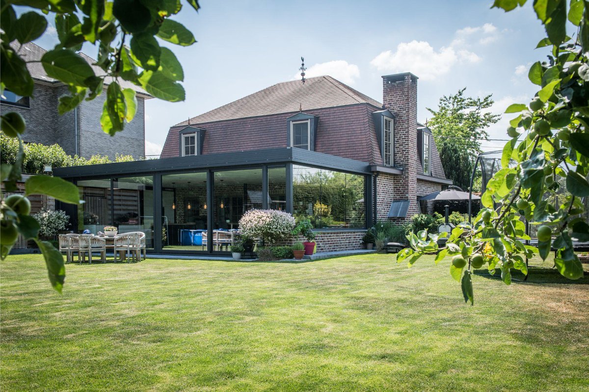 WillemsVerandas's tweet image. 🌟 Meer licht en meer ruimte! Deze woonuitbreiding maakt koken en eten een genot met extra ruimte en een prachtig uitzicht op de tuin. Daglicht en vitamine D inbegrepen! 🌞 #WillemsVerandas #WoonInspiratie #Daglicht #VitamineD #GezondWonen