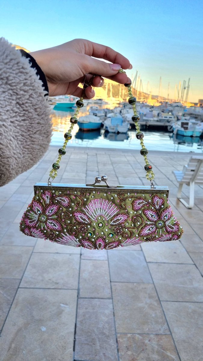 Romane_Scar's tweet photo. La trouvaille de fou dans une brocante ! I feel like a Winx 🧚‍♀️ https://t.co/YkBtG0mT63