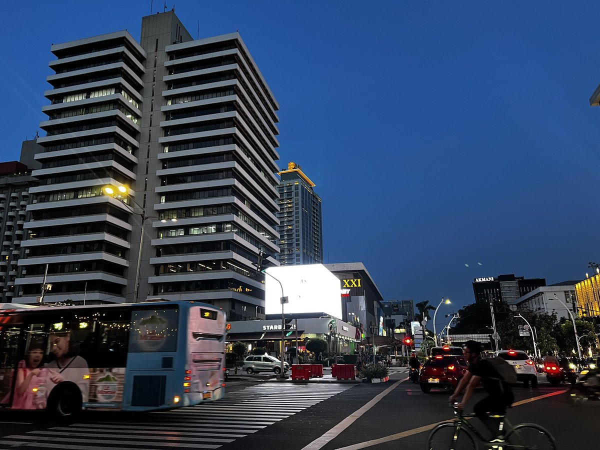 f_in5ane's tweet photo. Its not, Tokyo or even Seoul. It’s Thamrin intersection at evening! Such a lovely day! https://t.co/QwQdfc7rGv