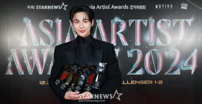 KDramaHandle's tweet photo. #ByeonWooSeok won 6 awards for #LovelyRunner at the #2024AsiaArtistAwards (#AAA2024).

1. Popularity Award
2. Asia Celebrity Award 
3. Best Artist Award 
4. Best Couple Award with #KimHyeYoon
5. Best OST Award
6. Actor of the Year (Daesang) https://t.co/XRbwG8rP1E
