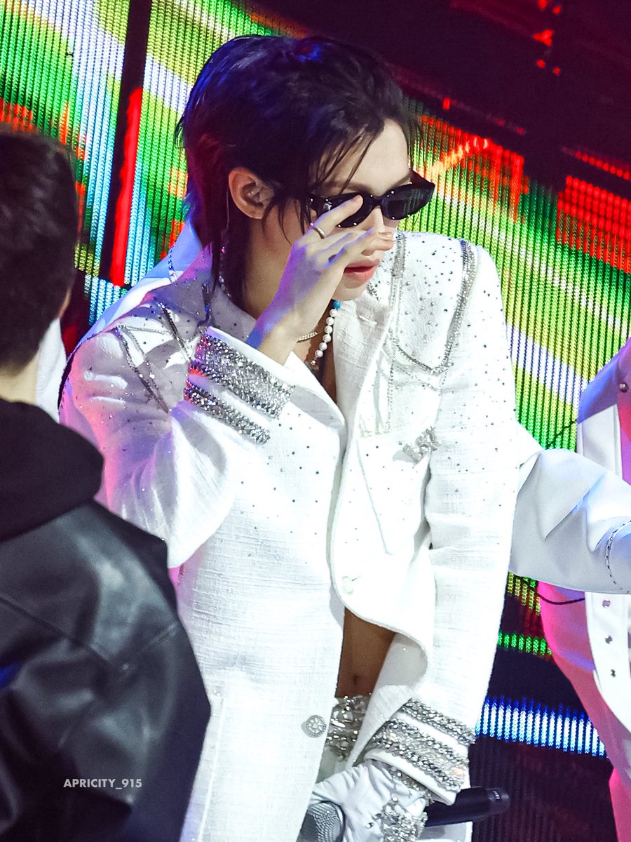 Apricity_915's tweet photo. 241225 HD 🕶️
#FELIX #필릭스 
#straykids #스트레이키즈 https://t.co/PKfx6rDaoN