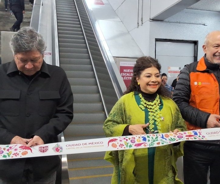 Politica_Basica's tweet photo. El metro de Ciudad de México🇲🇽 abrió el mismo año que el metro de Pekín 🇨🇳. 

En su primera década el metro mexicano se extendió 41 km y el chino 24 km.

Ya para el año 2000 el metro superaba los 200 km de extensión y el de Pekín se había estancado en 50 km.

Pero en los últimos 24 años el metro de la CDMX se estancó al construir una sola línea y los chinos invirtieron fuertemente en transporte público.

Actualmente el sistema de la capital tiene una extensión de 226 km. ¿Pekín? 27 líneas que en total dan más de 800 km de longitud.

Por cierto, ayer la jefa de gobierno de la capital inauguró con bombo y platillo….UNAS ESCALERAS ELÉCTRICAS en el metro, porque eso es a todo lo que se aspira ahora