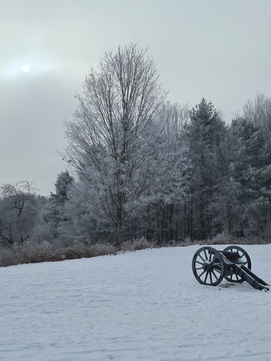 SaratogaNHP's tweet photo. What's in your backyard?
The views behind our Visitor Center never get boring! This morning, it was very cold weather with thick clouds and hoar frost scattered like ashes or talcum powder across the landscape!
#FinalFriday
#InMyBackYard
(Image: Saratoga NHP) https://t.co/PF4r8Xrx44