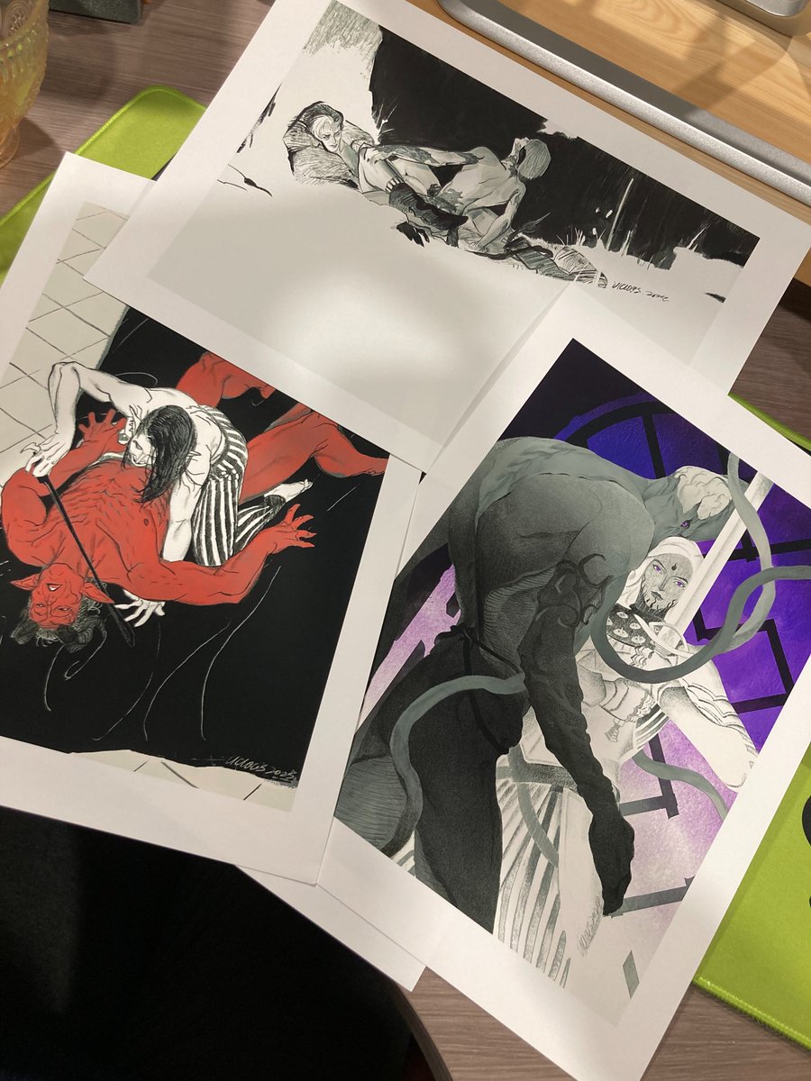 _HuHooWho's tweet photo. Aaahhhhhh, a gift from @VIG_ROUS , printed copys of the works I commissioned😍
I'd drown in that purple.
#theemperor #Zevlor #EmetSelch https://t.co/bW2rvtJaBb