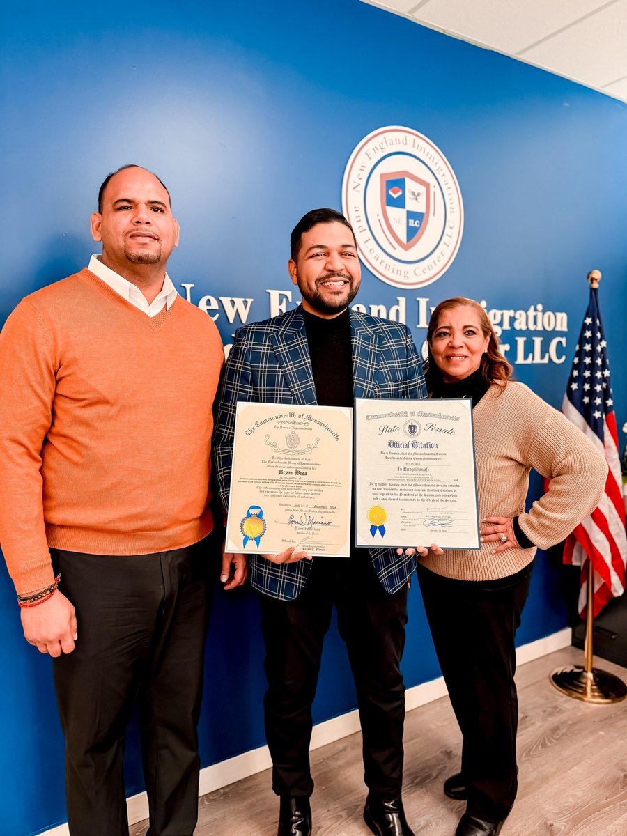 🇩🇴🇺🇸¡Reconocimiento!👏📜

En un acto de gran importancia para la comunidad, <a href="/BryanBrea/">Bryan Brea</a> fue homenajeado tanto por la Cámara de Representantes como por el Senado Estatal de #Massachusetts, en reconocimiento a su extraordinaria dedicación al mundo de la comunicación y su invaluable