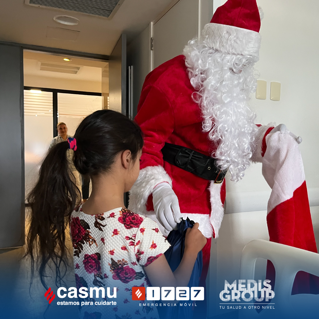 casmuoficial's tweet photo. ¡Papá Noel pasó por CASMU! 🎅✨

Con mucha alegría, recorrió internación y puerta de
urgencia pediátrica, entregando regalos especiales a
todos los niños. 🎁💖

¡Gracias por dejarnos compartir esta mágica
experiencia llena de sonrisas y espíritu navideño!
🎄🩺

#Navidad #CASMU #NosUneLaVida