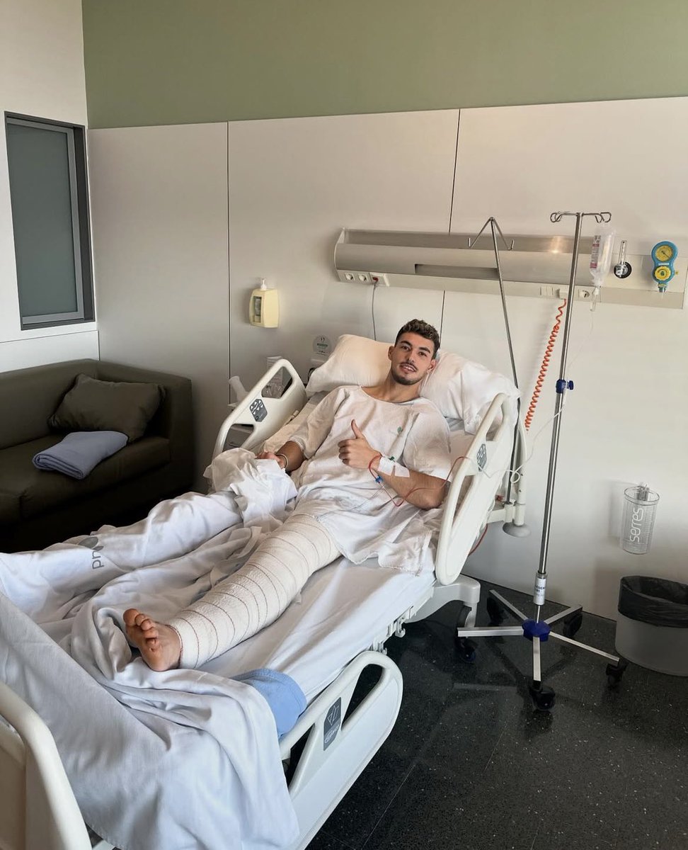 cfbadalonasad's tweet photo. 🏥 El nostre jugador, Gerard Barri, ha estat operat amb èxit de la ruptura del lligament encreuat anterior i menisc del genoll esquerre.

💙💪 Et desitgem una bona recuperació i que et puguem veure aviat al camp amb l’equip. Molta força, Barri! https://t.co/vxcL9dve1M