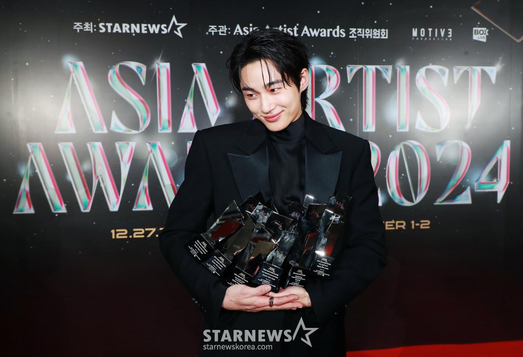ByeonWooSeokJP's tweet photo. 2024 Asia Artist Awards 6冠🏆✨️

-人気賞
-アジアセレブリティ賞
-最優秀アーティスト賞
-ベストカップル賞
-最優秀OST賞 「소나기」
-年間最優秀男優賞

#변우석 #ByeonWooSeok #ビョンウソク https://t.co/517jhvYBFB