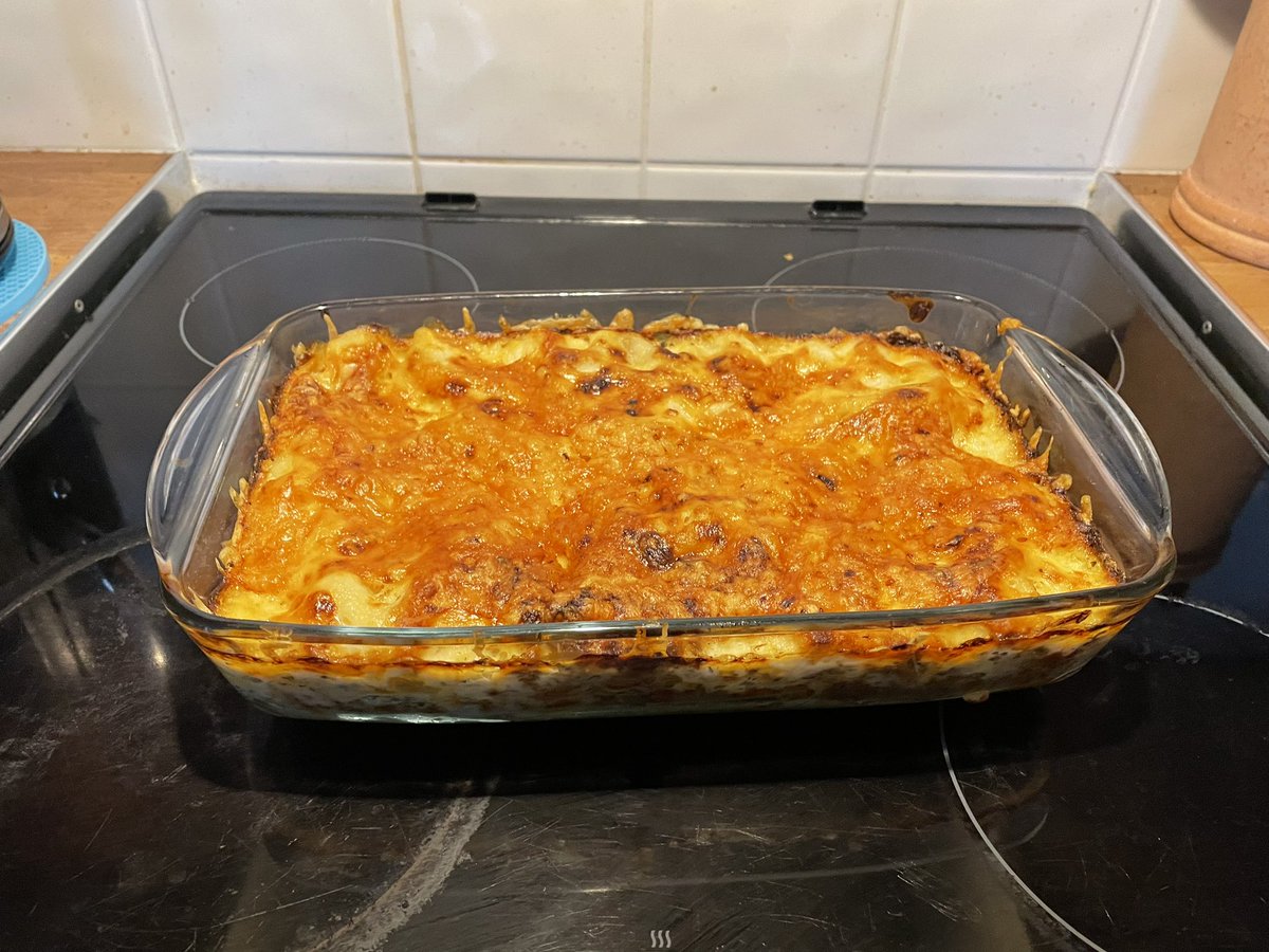 TjoLoLo7's tweet photo. Homemade 3layer Beef lasagna
Garlic Onions Beef mince Salt Pepper Fresh tomatoes Sugar
Homemade Bechamel sauce
Flour Butter Milk Nutmeg Cheese
Top some Worcestershire sauce ontop when dished up
Longbeans blanched with Tabasco
Toasted roll
#DinnerServed
#MyRecipe
#ColdWinterday https://t.co/XslesLKiIS