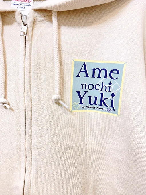 パーカー実物サンプル売り子さんに着てもらいました本体のライトベージュすごく良い色で皆に好評でした前と後ろにロゴとエメラルドちゃんがいます 