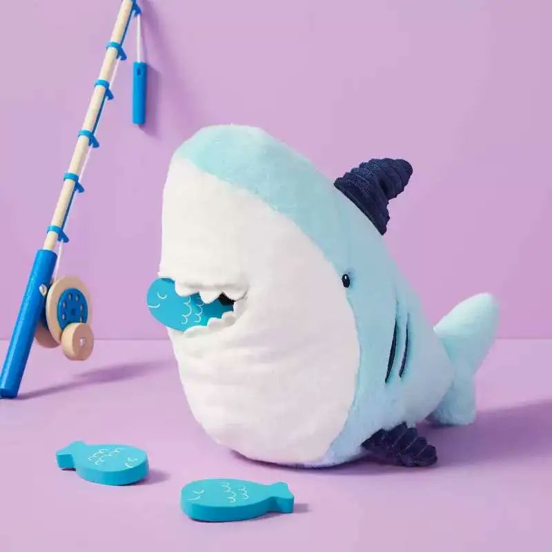 _speakt0me's tweet photo. con cuidado, era de un tamaño relativamente grande.-

Espero que... te guste.

-Porque lo primero que vería sería el peluche de un tiburón en tonos azules, no pudo evitar no comprárselo cuando lo vio.
Seguía siendo un tiburón a sus ojos.
Y tras el peluche había otra caja, con un+ https://t.co/JSu2R9hHo3