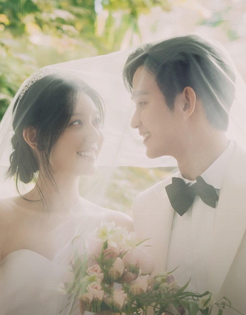 _geewonii1031's tweet photo. The news articles released after #KimSoohyun won the Grand Prize Artist of the Year (actor) award at 'AAA 2024'. He did not forget to mention #KimJiwon. He said, "I would like to give this honor to Kim Jiwon, who played the role of the world's best Hong Haein." ❤️ #QueenOfTears https://t.co/Xet2Ml4PQ6