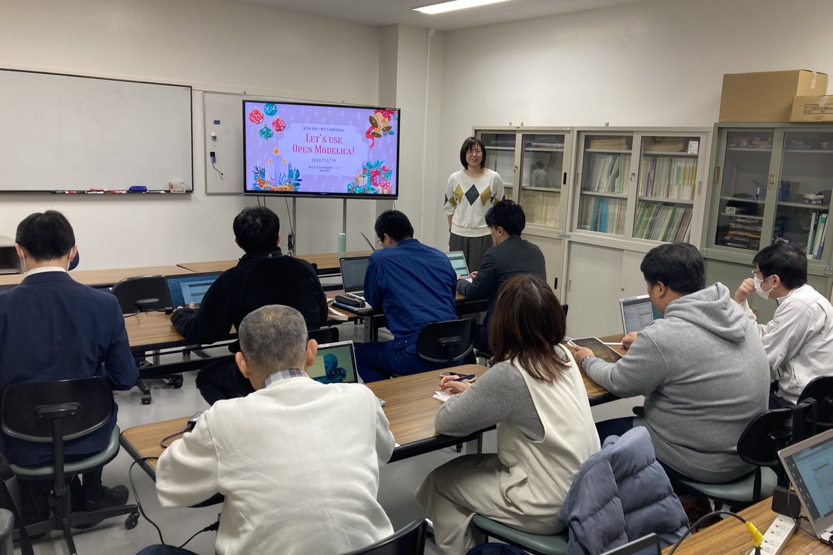 12月19日名古屋大学及び分子科学研究所の技術職員との設計技術交流会にて、当センター職員が物理モデリング言語Modelicaの講習を行いました。これは近年注目されている1D-CAEと呼ばれる設計手法のツールで、様々な物理現象を統合したシステムのシミュレーションが可能です。openmodelica.org