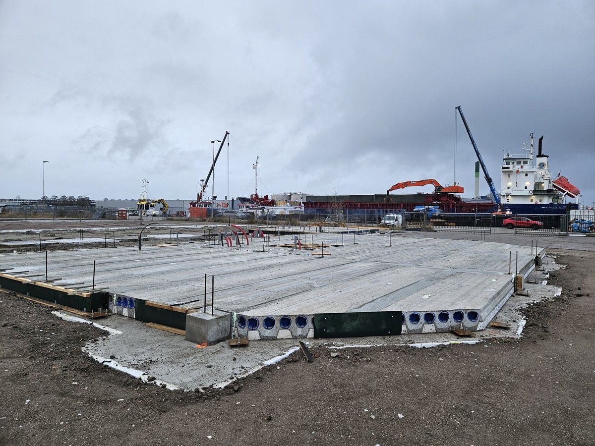 Dit jaar heeft jpgbouw.nl op het project #PIER14 van de nieuwbouw #HermanSrBV onder begeleiding van Fred-developers.nl en #toezicht van <a href="/progambouw/">ProgamBouwmanagement</a> begane-grondvloer aangebracht en kan in het nieuwejaar van 2025 starten met de staalconstructie en prefabelementen