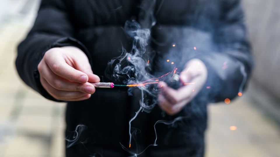 𝗠𝗲𝗹𝗱𝗲𝗻 𝘃𝘂𝘂𝗿𝘄𝗲𝗿𝗸𝗼𝘃𝗲𝗿𝗹𝗮𝘀𝘁 
Heb je last van vuurwerk? Dan kun je dit eenvoudig melden via: mijngemeente-app of via venlo.nl/melden. Alleen tijdens kantooruren kun je bellen met 14077.