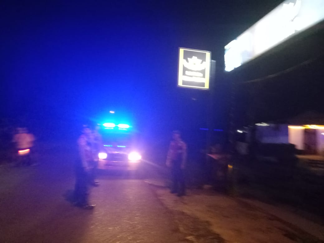 Humaspolsekklk's tweet photo. Blue Light Patrol pemukiman warga  antisifasi gangguan Kamtibmas diwilkum Polsek klungkung. 

Bertempat    di jln warapsari  klungkung  unit patroli polsek Klungkung laksanakan patroli blue libgh 
##polri #humas #divisi #kryd #sdmpolri #sdmpolresklk #polrilayaniindonesia #poldaba https://t.co/VFfZnodByM